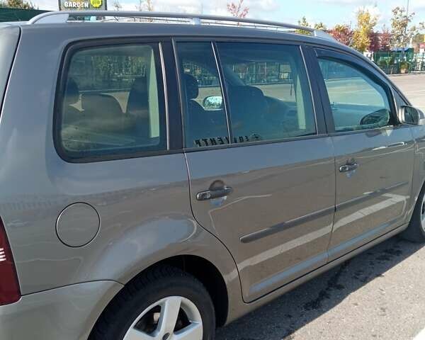 Серый Фольксваген Туран, объемом двигателя 1.9 л и пробегом 235 тыс. км за 8500 $, фото 10 на Automoto.ua