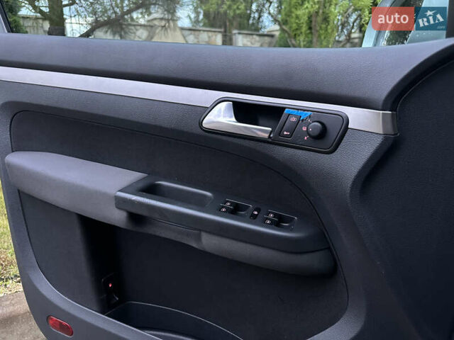 Серый Фольксваген Туран, объемом двигателя 1.6 л и пробегом 211 тыс. км за 7450 $, фото 22 на Automoto.ua