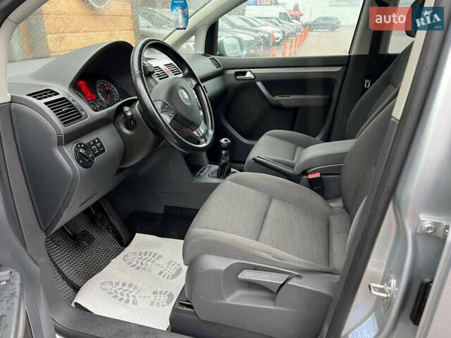 Серый Фольксваген Туран, объемом двигателя 1.9 л и пробегом 235 тыс. км за 7999 $, фото 8 на Automoto.ua