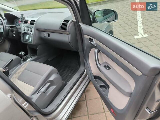 Серый Фольксваген Туран, объемом двигателя 1.4 л и пробегом 182 тыс. км за 7850 $, фото 35 на Automoto.ua