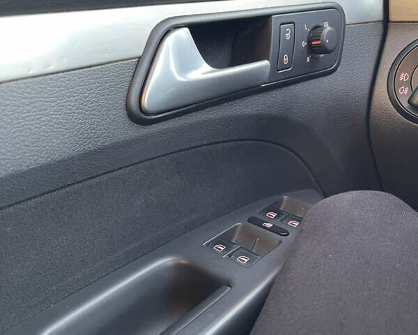 Серый Фольксваген Туран, объемом двигателя 1.39 л и пробегом 196 тыс. км за 7700 $, фото 28 на Automoto.ua