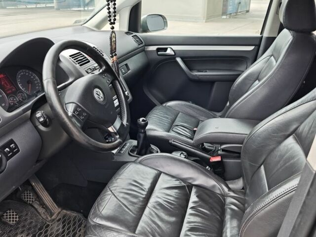 Серый Фольксваген Туран, объемом двигателя 2 л и пробегом 327 тыс. км за 4500 $, фото 5 на Automoto.ua