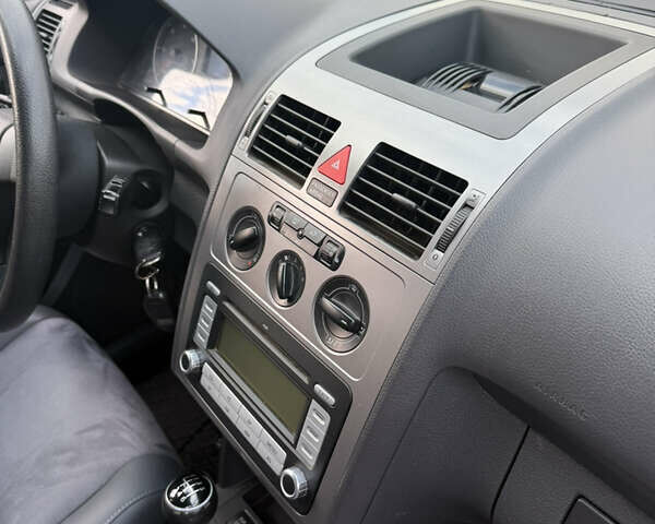 Серый Фольксваген Туран, объемом двигателя 1.9 л и пробегом 344 тыс. км за 6500 $, фото 5 на Automoto.ua