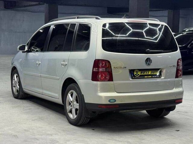 Серый Фольксваген Туран, объемом двигателя 2 л и пробегом 326 тыс. км за 7800 $, фото 3 на Automoto.ua