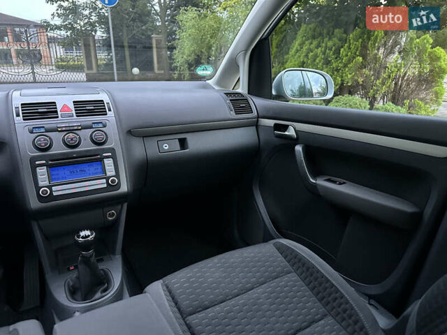 Серый Фольксваген Туран, объемом двигателя 1.6 л и пробегом 211 тыс. км за 7450 $, фото 43 на Automoto.ua