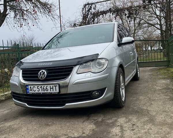 Серый Фольксваген Туран, объемом двигателя 1.98 л и пробегом 303 тыс. км за 7800 $, фото 1 на Automoto.ua