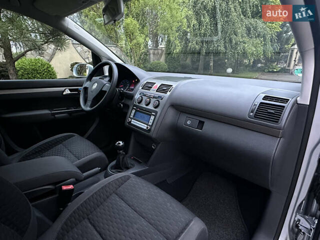 Серый Фольксваген Туран, объемом двигателя 1.6 л и пробегом 211 тыс. км за 7450 $, фото 39 на Automoto.ua