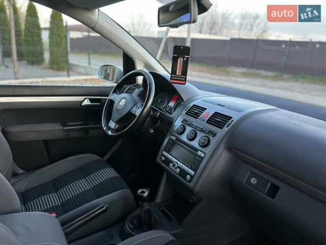 Серый Фольксваген Туран, объемом двигателя 1.6 л и пробегом 236 тыс. км за 8200 $, фото 42 на Automoto.ua