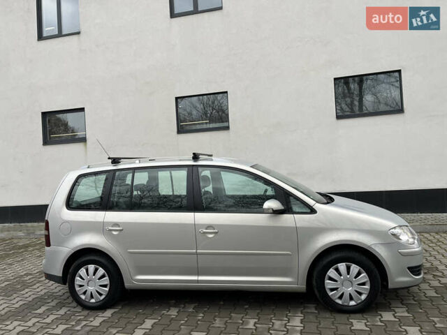 Серый Фольксваген Туран, объемом двигателя 1.6 л и пробегом 211 тыс. км за 7500 $, фото 8 на Automoto.ua