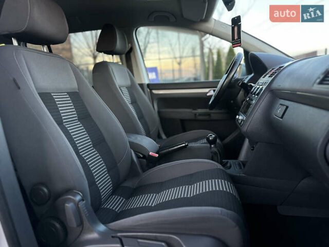 Серый Фольксваген Туран, объемом двигателя 1.6 л и пробегом 236 тыс. км за 8200 $, фото 43 на Automoto.ua