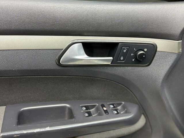 Серый Фольксваген Туран, объемом двигателя 2 л и пробегом 326 тыс. км за 7800 $, фото 6 на Automoto.ua