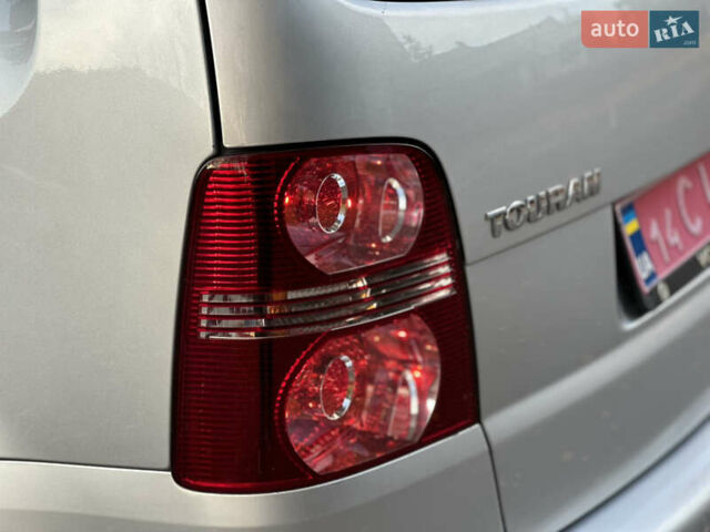 Сірий Фольксваген Туран, об'ємом двигуна 1.6 л та пробігом 196 тис. км за 8199 $, фото 17 на Automoto.ua