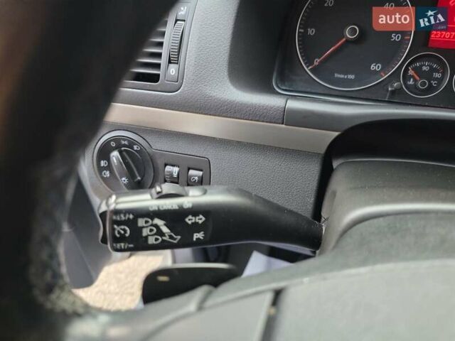 Серый Фольксваген Туран, объемом двигателя 2 л и пробегом 237 тыс. км за 9699 $, фото 26 на Automoto.ua