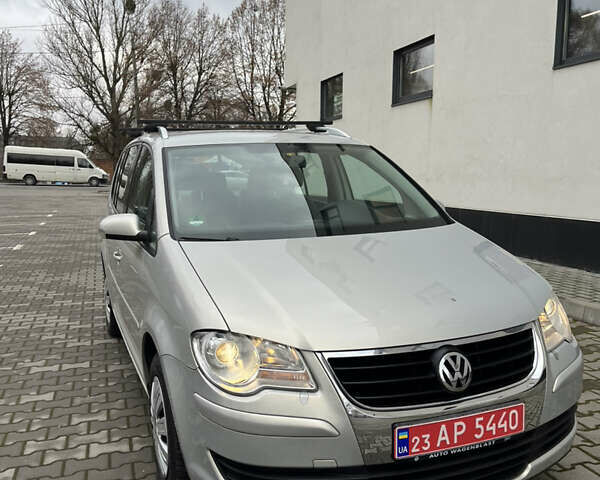 Серый Фольксваген Туран, объемом двигателя 1.6 л и пробегом 211 тыс. км за 7500 $, фото 10 на Automoto.ua