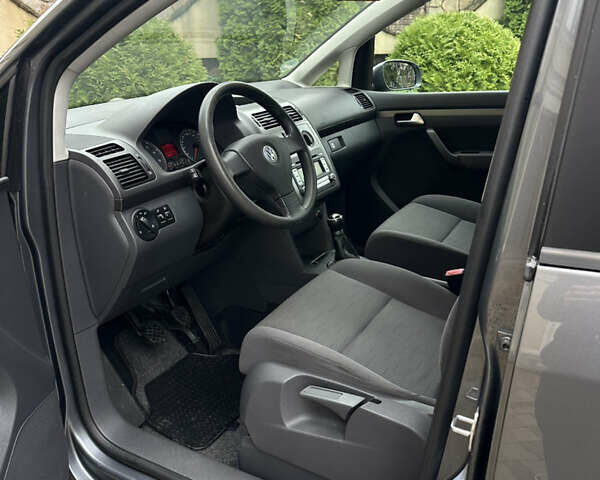 Серый Фольксваген Туран, объемом двигателя 1.6 л и пробегом 210 тыс. км за 7350 $, фото 24 на Automoto.ua