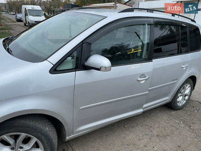 Серый Фольксваген Туран, объемом двигателя 1.97 л и пробегом 350 тыс. км за 6150 $, фото 3 на Automoto.ua