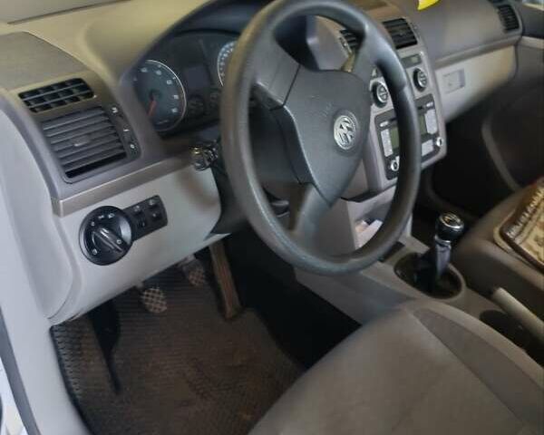 Серый Фольксваген Туран, объемом двигателя 1.6 л и пробегом 264 тыс. км за 8400 $, фото 6 на Automoto.ua