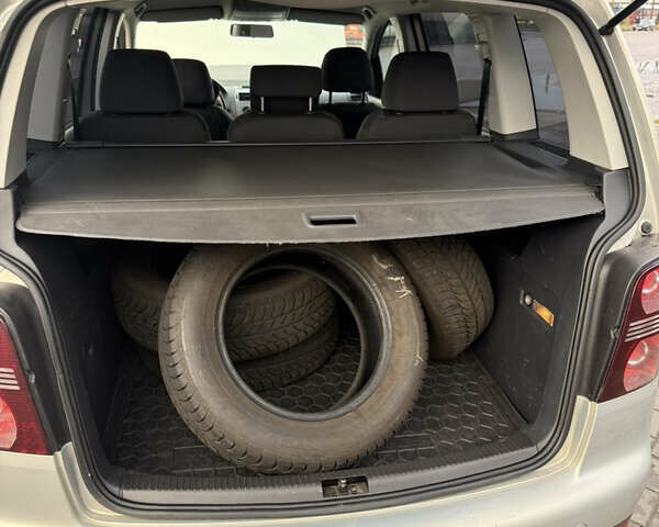 Серый Фольксваген Туран, объемом двигателя 1.9 л и пробегом 344 тыс. км за 6500 $, фото 4 на Automoto.ua