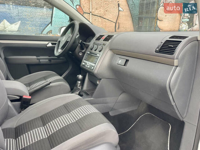 Серый Фольксваген Туран, объемом двигателя 1.6 л и пробегом 220 тыс. км за 8600 $, фото 52 на Automoto.ua