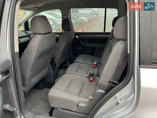 Серый Фольксваген Туран, объемом двигателя 1.9 л и пробегом 235 тыс. км за 7999 $, фото 10 на Automoto.ua