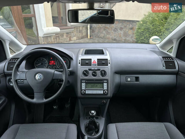 Серый Фольксваген Туран, объемом двигателя 1.6 л и пробегом 210 тыс. км за 7350 $, фото 37 на Automoto.ua