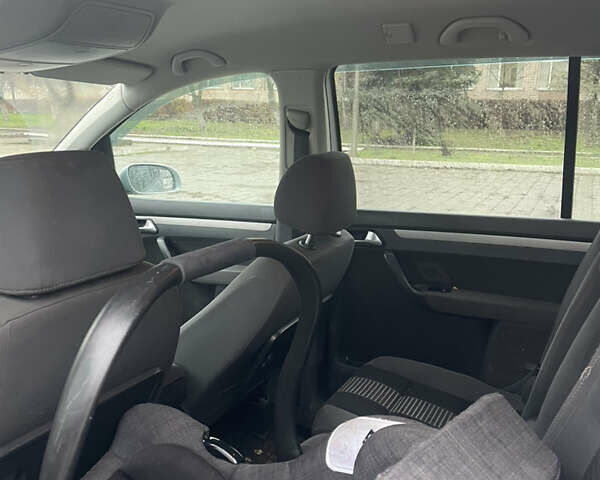 Серый Фольксваген Туран, объемом двигателя 1.97 л и пробегом 350 тыс. км за 6150 $, фото 4 на Automoto.ua