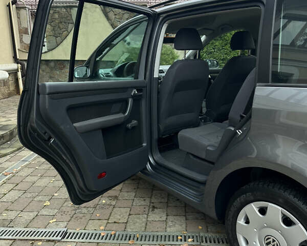 Серый Фольксваген Туран, объемом двигателя 1.6 л и пробегом 210 тыс. км за 7350 $, фото 26 на Automoto.ua