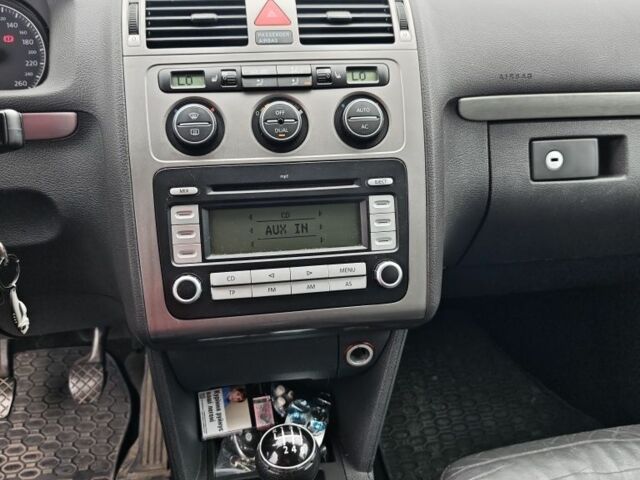 Серый Фольксваген Туран, объемом двигателя 2 л и пробегом 327 тыс. км за 4500 $, фото 7 на Automoto.ua