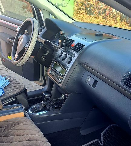 Серый Фольксваген Туран, объемом двигателя 1.4 л и пробегом 317 тыс. км за 7500 $, фото 5 на Automoto.ua