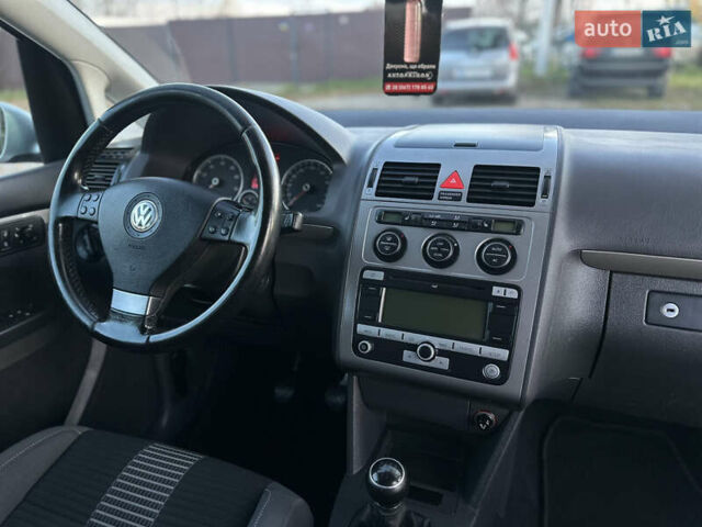 Серый Фольксваген Туран, объемом двигателя 1.6 л и пробегом 236 тыс. км за 8200 $, фото 46 на Automoto.ua