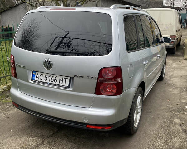 Серый Фольксваген Туран, объемом двигателя 1.98 л и пробегом 303 тыс. км за 7800 $, фото 4 на Automoto.ua
