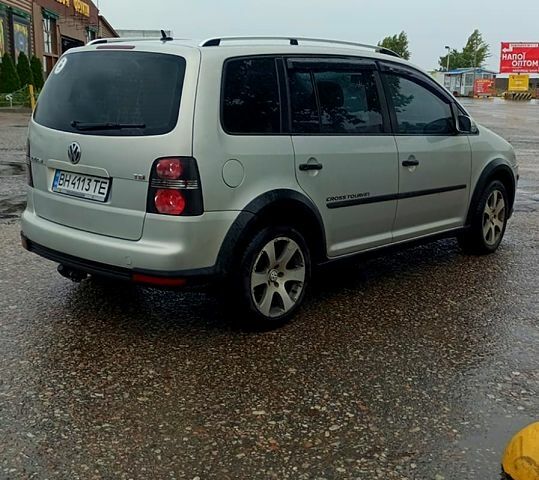 Серый Фольксваген Туран, объемом двигателя 1.4 л и пробегом 317 тыс. км за 7500 $, фото 1 на Automoto.ua