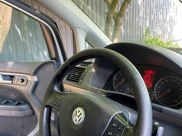 Серый Фольксваген Туран, объемом двигателя 2 л и пробегом 345 тыс. км за 6600 $, фото 1 на Automoto.ua