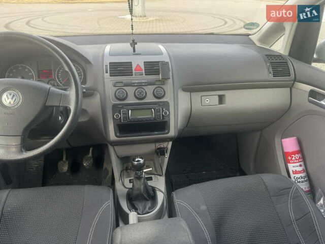 Серый Фольксваген Туран, объемом двигателя 1.6 л и пробегом 238 тыс. км за 6700 $, фото 10 на Automoto.ua