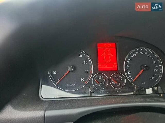 Сірий Фольксваген Туран, об'ємом двигуна 2 л та пробігом 266 тис. км за 3500 $, фото 7 на Automoto.ua