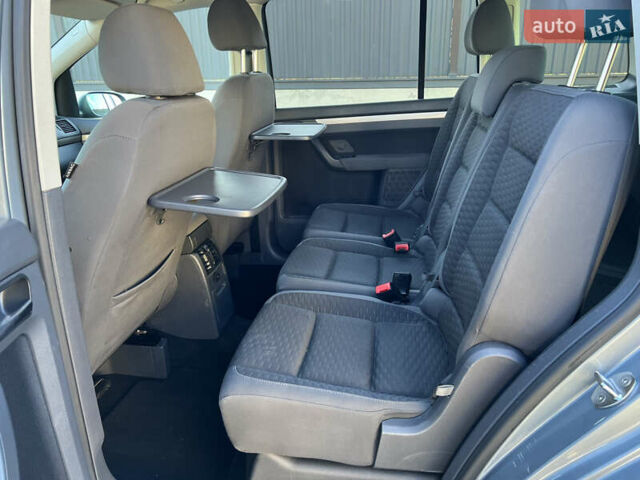 Серый Фольксваген Туран, объемом двигателя 1.4 л и пробегом 188 тыс. км за 6000 $, фото 40 на Automoto.ua