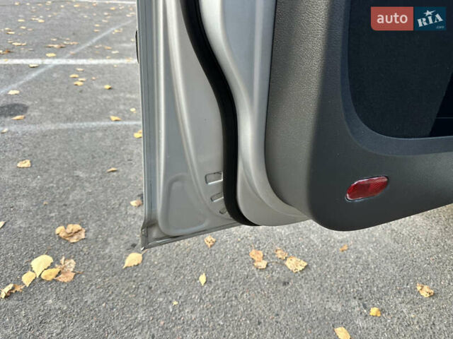 Сірий Фольксваген Туран, об'ємом двигуна 1.6 л та пробігом 196 тис. км за 8199 $, фото 41 на Automoto.ua