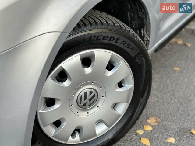 Сірий Фольксваген Туран, об'ємом двигуна 1.6 л та пробігом 196 тис. км за 8199 $, фото 4 на Automoto.ua