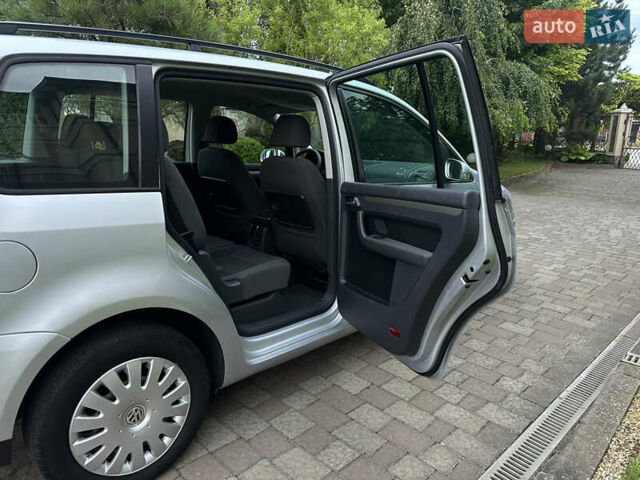 Серый Фольксваген Туран, объемом двигателя 1.6 л и пробегом 211 тыс. км за 7450 $, фото 31 на Automoto.ua