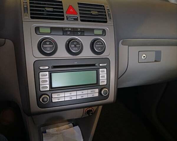 Серый Фольксваген Туран, объемом двигателя 1.6 л и пробегом 264 тыс. км за 8400 $, фото 7 на Automoto.ua