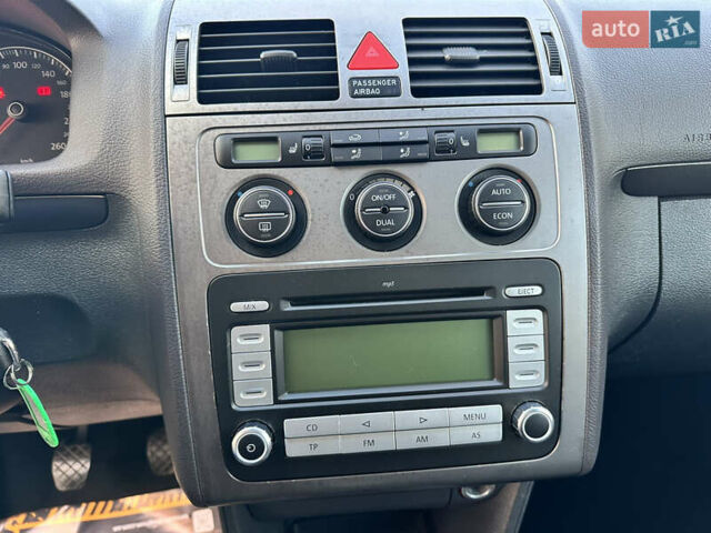 Сірий Фольксваген Туран, об'ємом двигуна 1.6 л та пробігом 196 тис. км за 8199 $, фото 55 на Automoto.ua