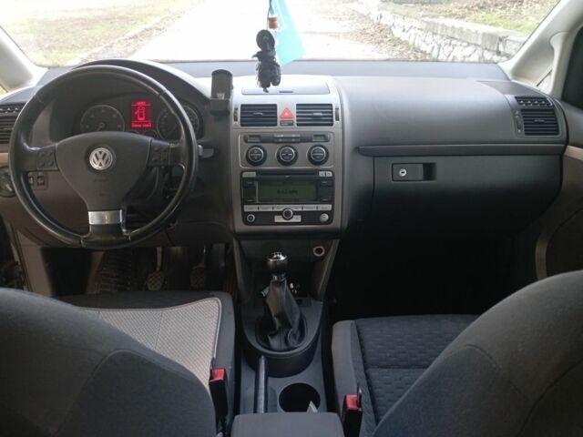 Сірий Фольксваген Туран, об'ємом двигуна 2 л та пробігом 382 тис. км за 5000 $, фото 2 на Automoto.ua