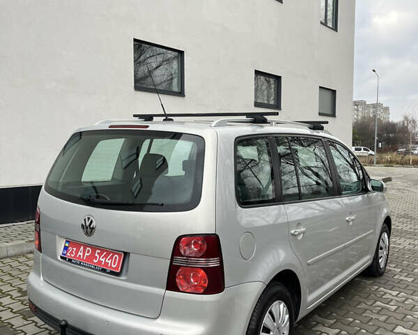 Серый Фольксваген Туран, объемом двигателя 1.6 л и пробегом 211 тыс. км за 7500 $, фото 4 на Automoto.ua