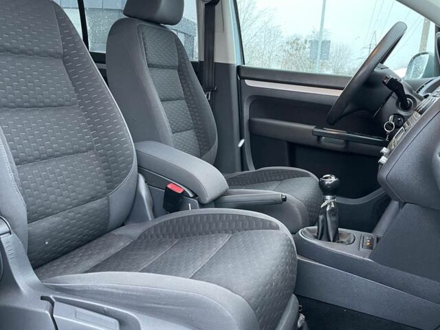 Серый Фольксваген Туран, объемом двигателя 1.9 л и пробегом 237 тыс. км за 6700 $, фото 17 на Automoto.ua