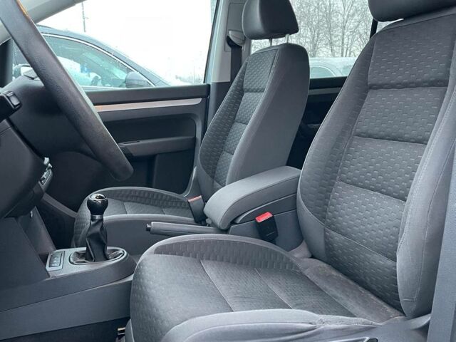 Серый Фольксваген Туран, объемом двигателя 1.9 л и пробегом 237 тыс. км за 6700 $, фото 7 на Automoto.ua