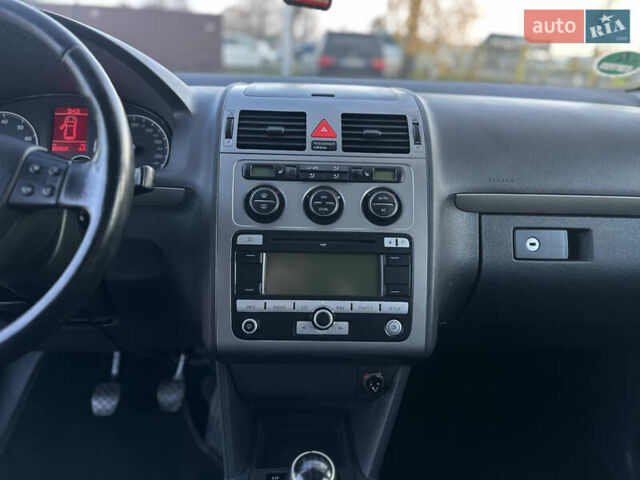 Серый Фольксваген Туран, объемом двигателя 1.6 л и пробегом 236 тыс. км за 8200 $, фото 33 на Automoto.ua