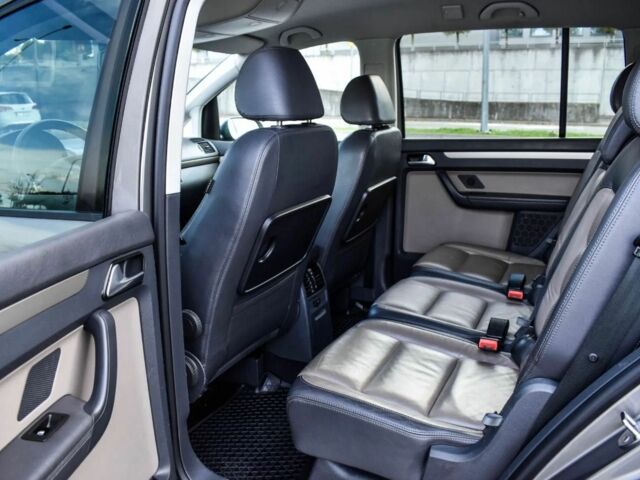 Сірий Фольксваген Туран, об'ємом двигуна 2 л та пробігом 264 тис. км за 5000 $, фото 11 на Automoto.ua