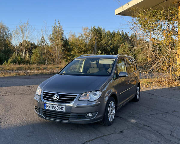 Серый Фольксваген Туран, объемом двигателя 1.39 л и пробегом 196 тыс. км за 7700 $, фото 1 на Automoto.ua