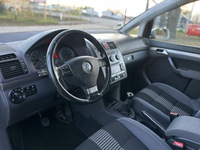 Серый Фольксваген Туран, объемом двигателя 1.6 л и пробегом 236 тыс. км за 8200 $, фото 5 на Automoto.ua