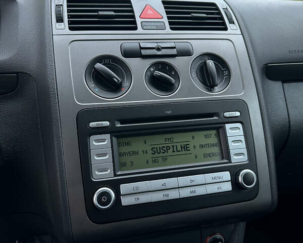 Серый Фольксваген Туран, объемом двигателя 1.6 л и пробегом 210 тыс. км за 7350 $, фото 41 на Automoto.ua